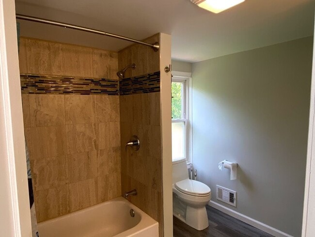 Building Photo - Nice 2 bedroom 1 Bath Upper Unit in Quiet area