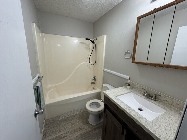 Building Photo - "Charming 2-Bed Oasis in Springfield – Cozy 777 sq ft Retreat!"