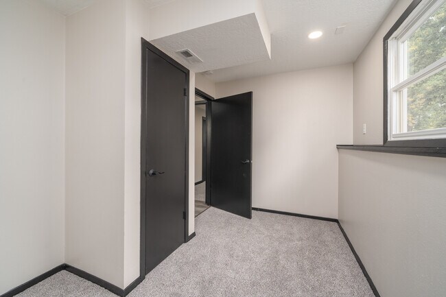 Building Photo - 408 Maple St