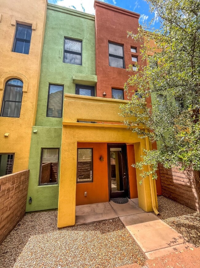 Building Photo - 3 Story townhome