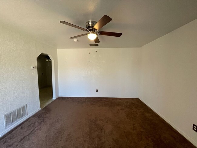 Building Photo - Eye-Catching 4-bedroom 1-bath Retreat with...