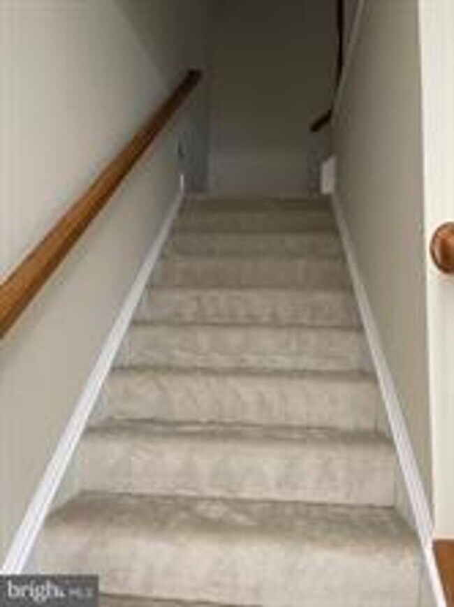 Building Photo - END UNIT TOWNHOUSE WITH 2 CAR GARAGE, 4 BEDROOMS AND 3.5 BATHS..FINISHED REC ROOM