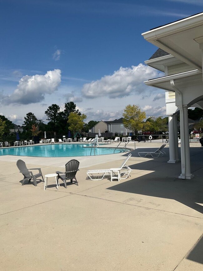 Building Photo - Welcome to this stunning townhouse in Leland, NC!