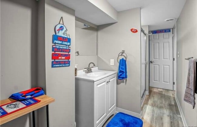 Building Photo - 3 bedroom 2 bath in the heart of Niagara F...
