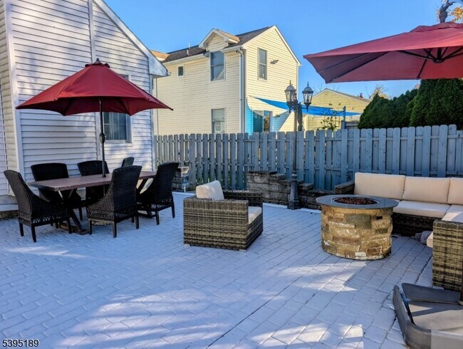 Building Photo - 190 Oak St