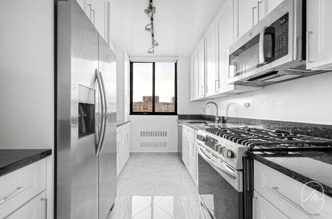 Building Photo - 2 bedroom in New York NY 10023