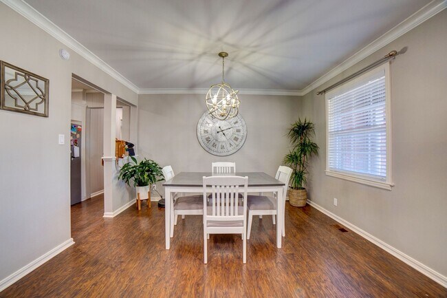 Building Photo - Available mid-August! Amazing mid-town gem...