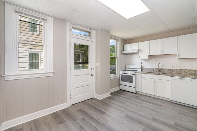 Building Photo - Gorgeous 3 Bedroom 1 Bathroom House