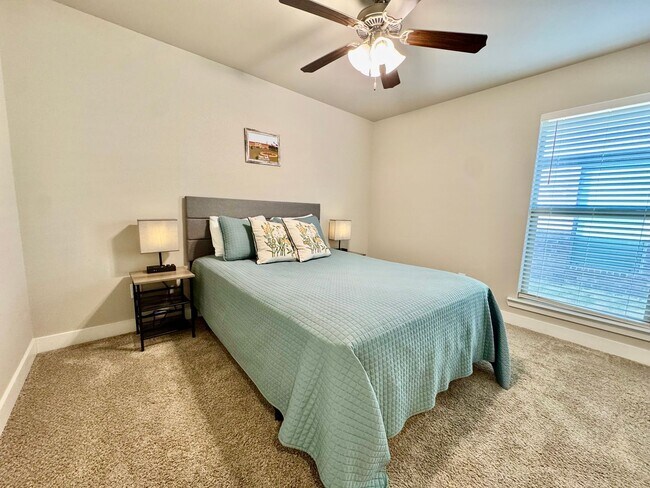 Building Photo - Furnished Rental 3 bed 2 bath Minimum of 30-day stay