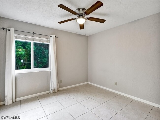 Building Photo - 4621 Bayshore Dr