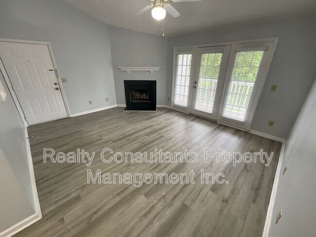 Building Photo - 7117 W Friendly Ave