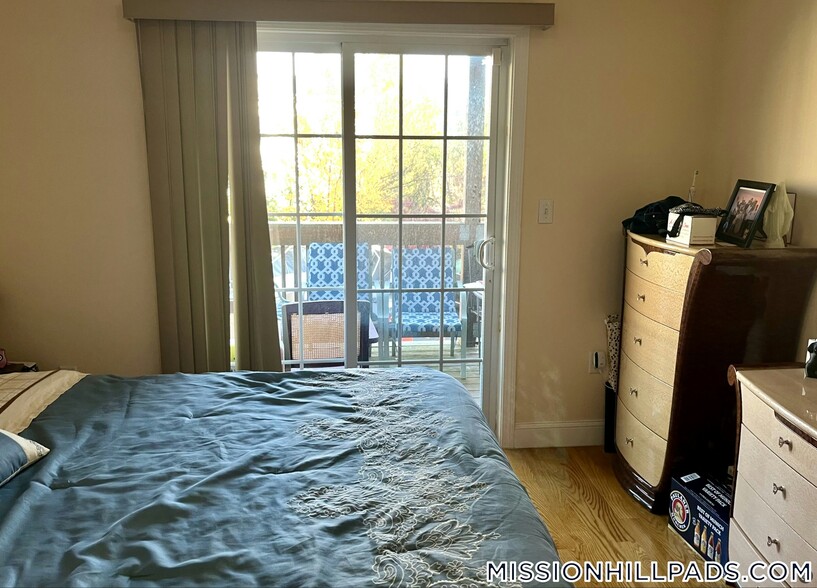 Building Photo - 207 Hillside St