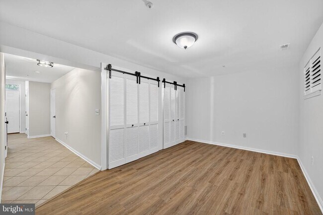 Building Photo - 107 Quiet Waters Pl
