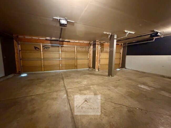 Building Photo - 1428 Coolcrest Dr