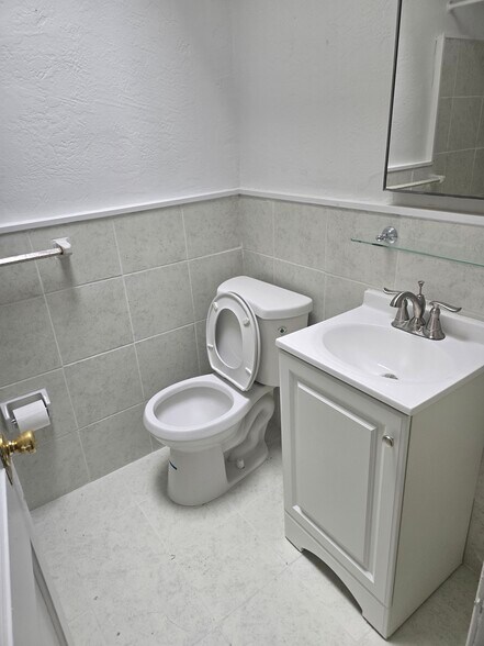 Building Photo - 386 E Upsal St