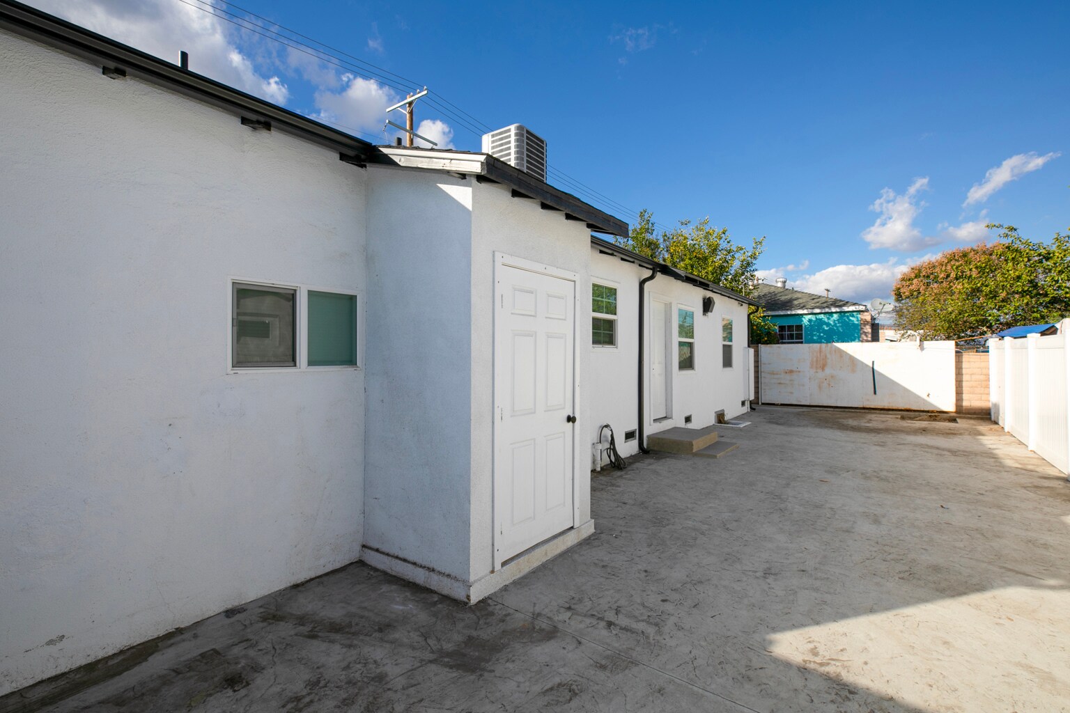 Building Photo - 7912 Vineland Ave