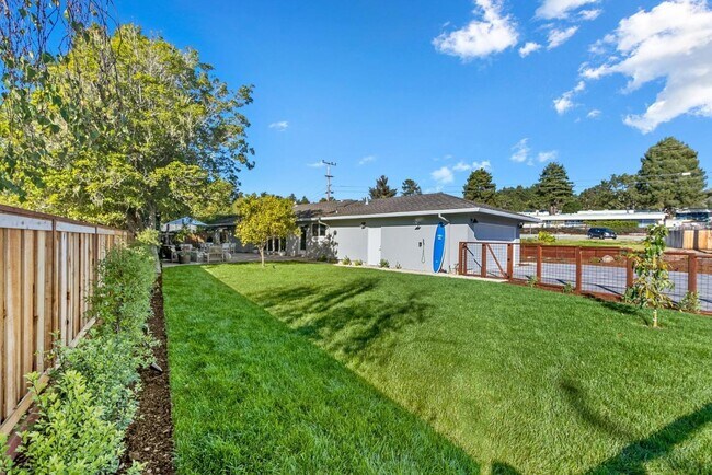 Building Photo - 880 Pinehurst Dr