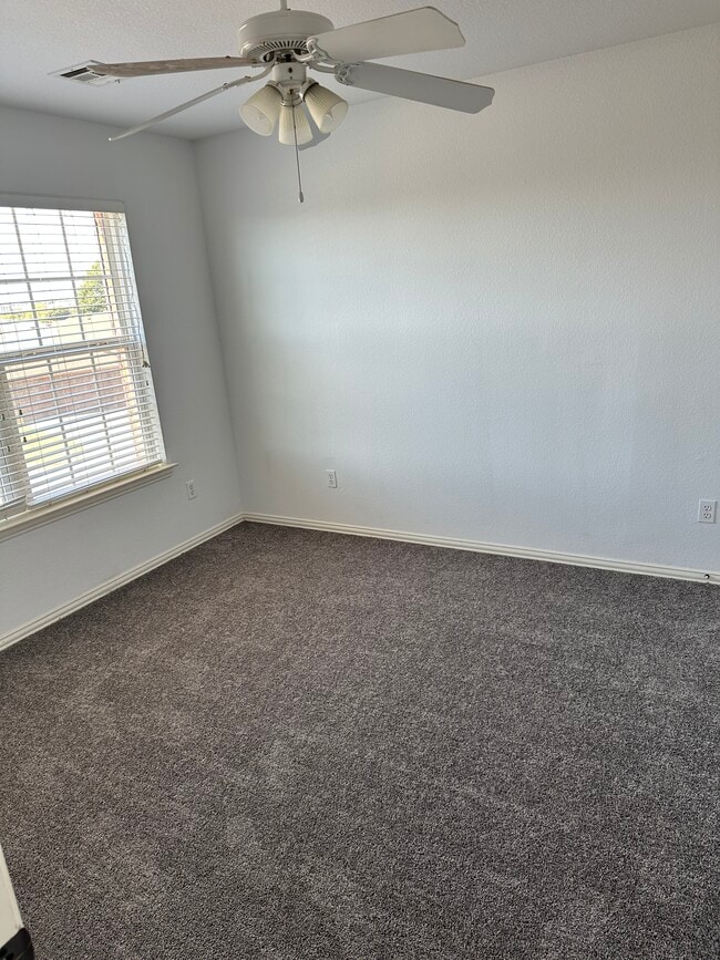 Building Photo - 1908 Red Bud Ct