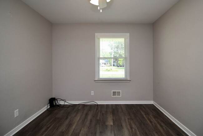 Building Photo - Three Bedroom House in Maumee ~ Available ...