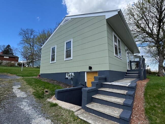 Building Photo - 404 Grubert Ave