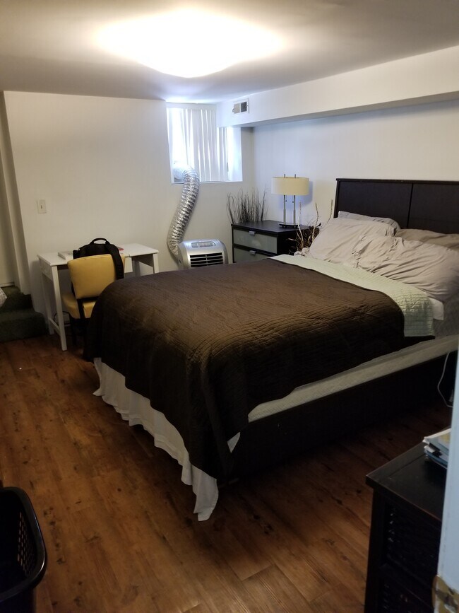 Bedroom - 838 S Claremont Ave