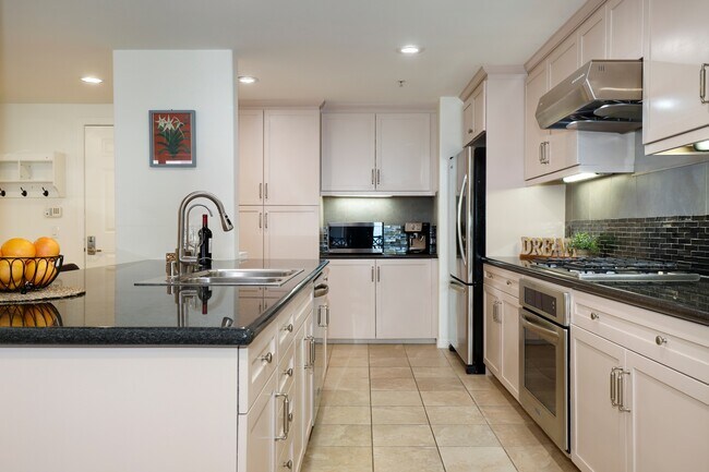 Building Photo - 931 E Walnut St