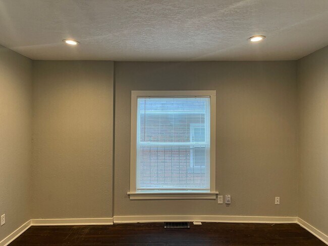 Building Photo - Huge 4 Bedroom house for rent !!!!!!