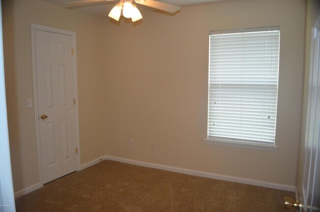 Building Photo - 545 Prosperity Lake Dr