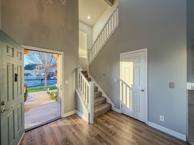 Building Photo - Fantastic. Three bedroom in Gilroy. Corner Lot