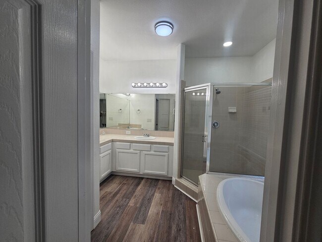 Building Photo - 4 Bedroom 2 Bath