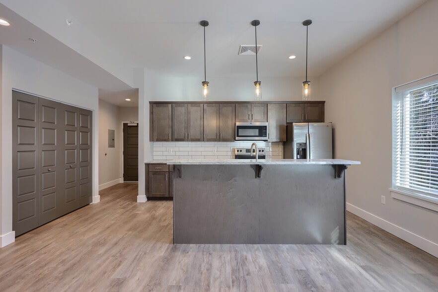 Building Photo - 117 W Main St