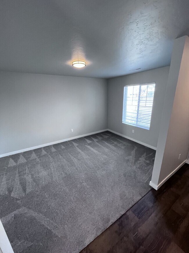 Building Photo - Central Located 4 bed 2.5 bath home
