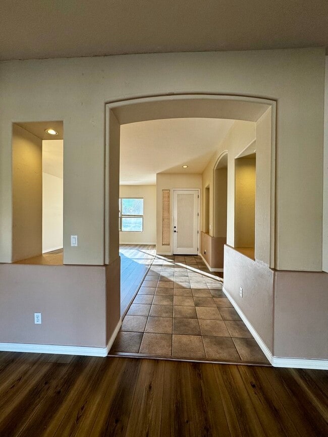 Building Photo - FOR RENT