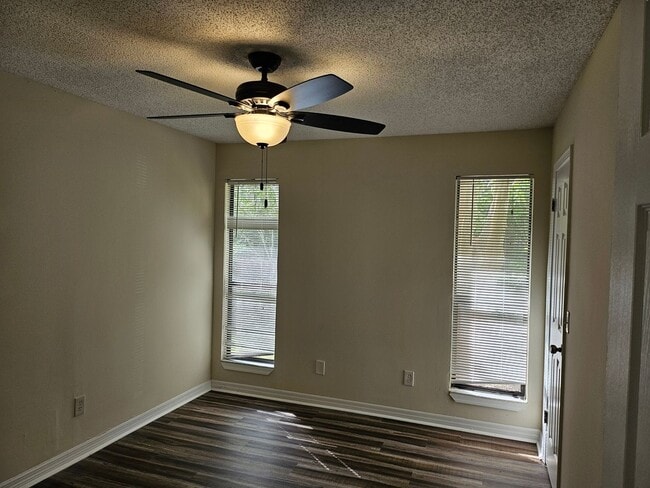 Building Photo - $1250 - 3/2/1 - Collins Road near the Base.