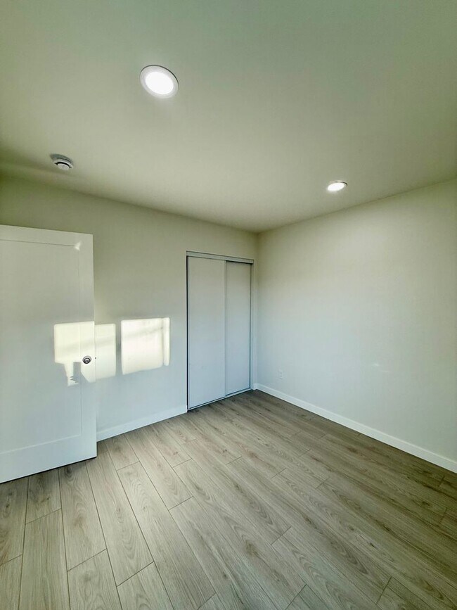 Building Photo - 845 W 76th St