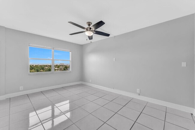 Building Photo - 2555 NE 11th St