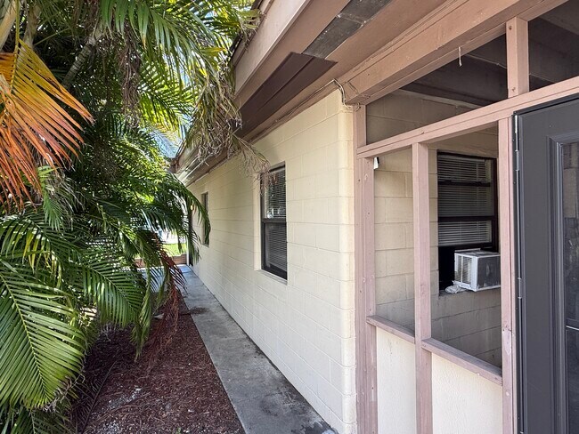 Building Photo - Queen Street Apartments