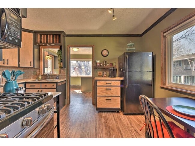 Building Photo - 108 2nd St S