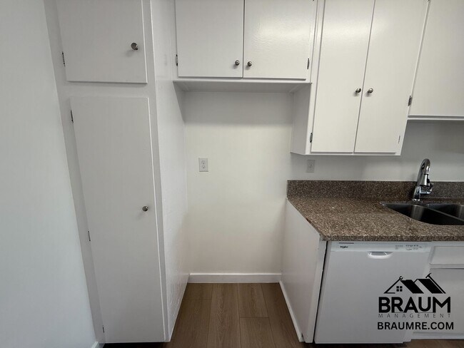 Building Photo - 6041 Whitsett Ave