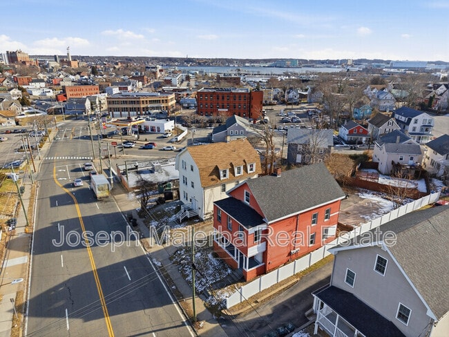 Building Photo - 848 Bank St