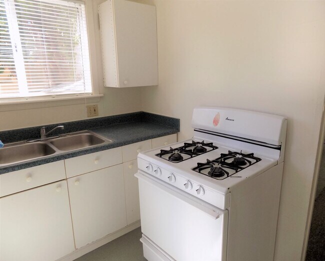 Building Photo - 735-745 Grand Ave