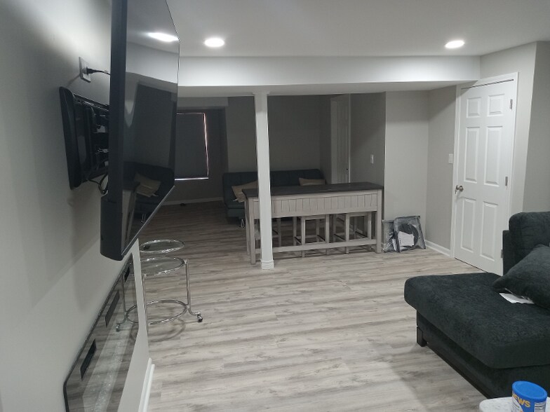 Building Photo - 609 S Avon Ct