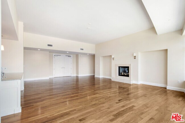 Building Photo - 1 W Century Dr