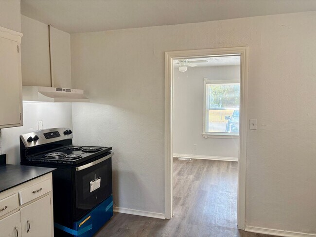 Building Photo - 2316 Miramar Blvd