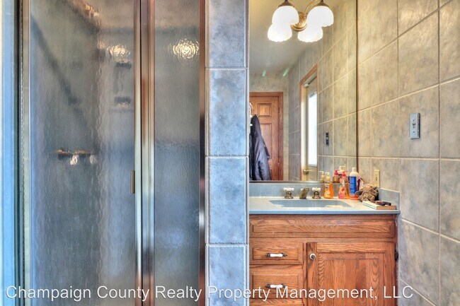 Building Photo - 3 br, 4 bath House - 5316 Trautlake Dr. S.