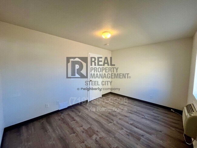 Building Photo - 1715 Oakshire Ln