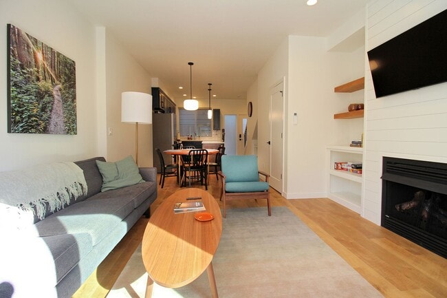 Building Photo - 5723 S Kelly Ave