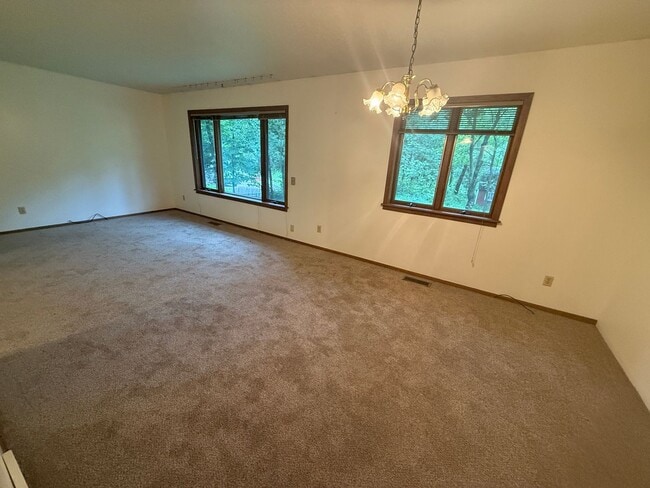 Building Photo - Three Bedroom - Two Bathroom Rambler in Bu...