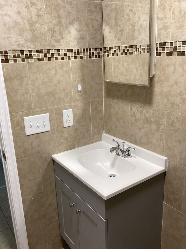 Building Photo - Move-In Ready | Two-Bedroom Apartment in Lakewood