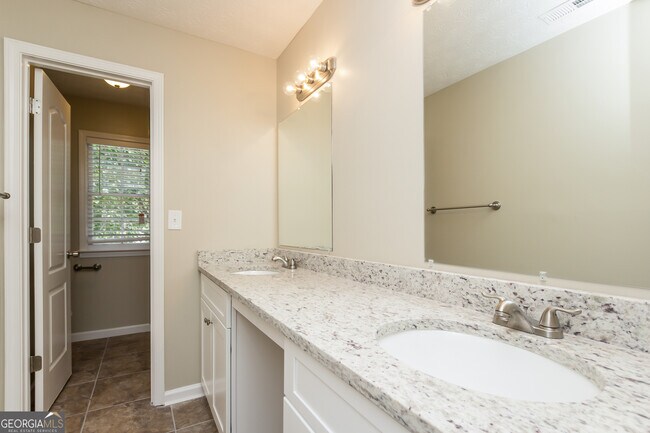 Building Photo - 660 Scenic View